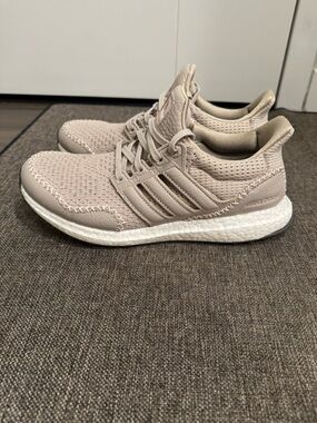 NEW, ADIDAS ULTRABOOST SNEAKERS!